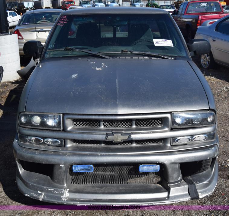image for item L1189 2001 Chevrolet S10 pickup truck