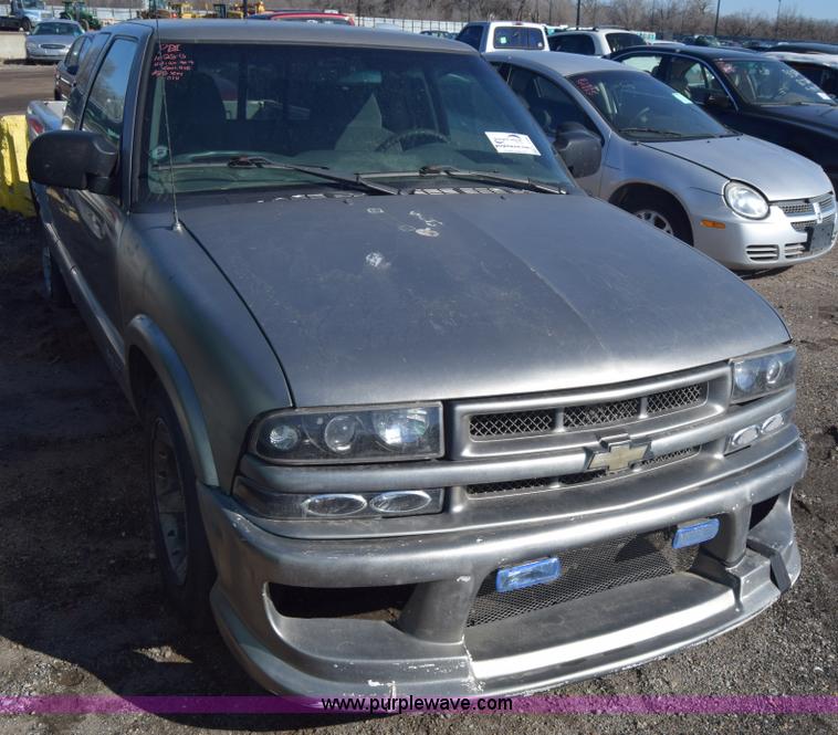 image for item L1189 2001 Chevrolet S10 pickup truck