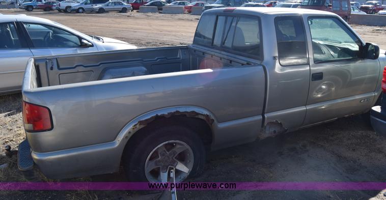 image for item L1189 2001 Chevrolet S10 pickup truck