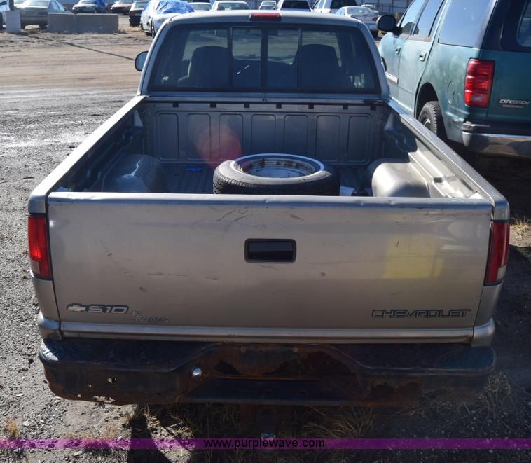 image for item L1189 2001 Chevrolet S10 pickup truck