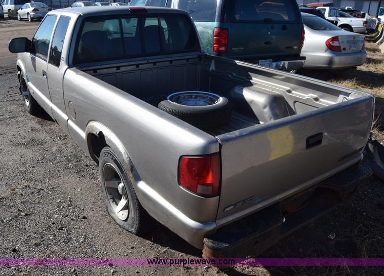 image for item L1189 2001 Chevrolet S10 pickup truck