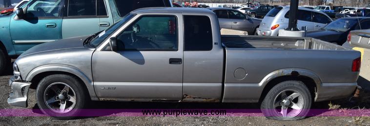 image for item L1189 2001 Chevrolet S10 pickup truck