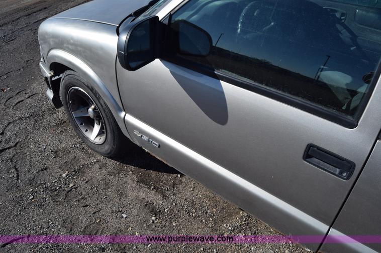 image for item L1189 2001 Chevrolet S10 pickup truck