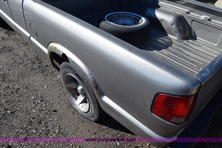 image for item L1189 2001 Chevrolet S10 pickup truck