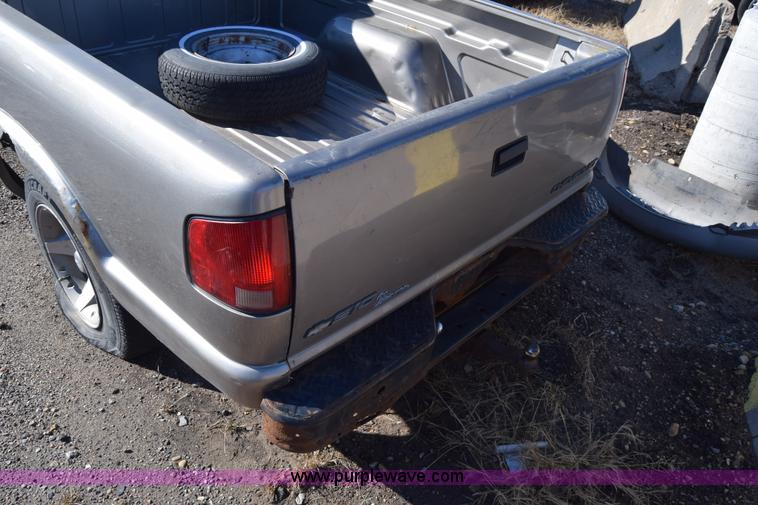 image for item L1189 2001 Chevrolet S10 pickup truck