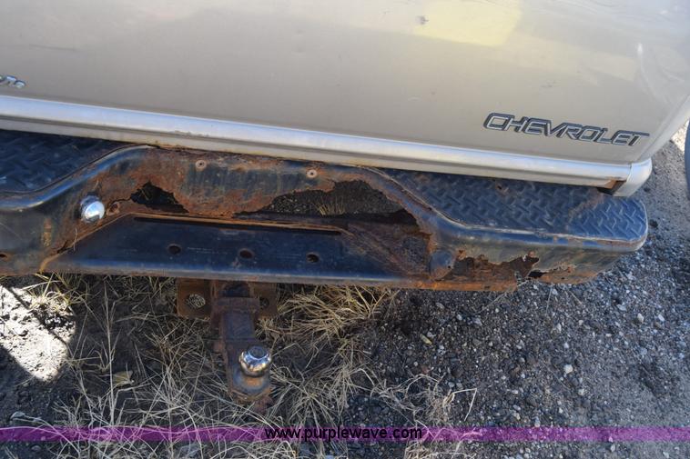 image for item L1189 2001 Chevrolet S10 pickup truck