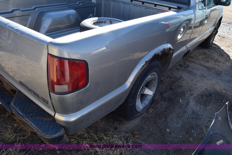 image for item L1189 2001 Chevrolet S10 pickup truck