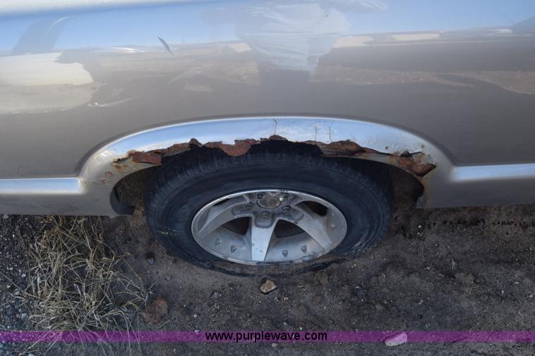 image for item L1189 2001 Chevrolet S10 pickup truck