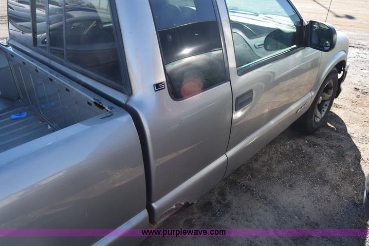 image for item L1189 2001 Chevrolet S10 pickup truck