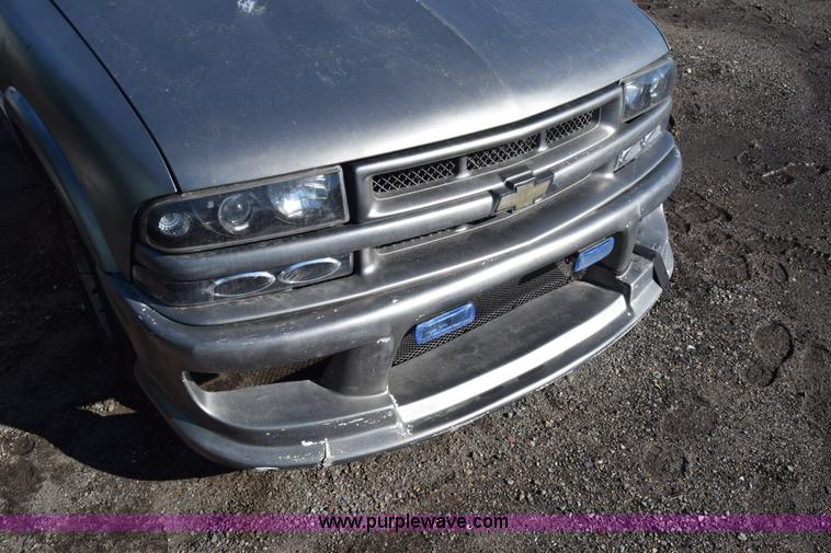 image for item L1189 2001 Chevrolet S10 pickup truck