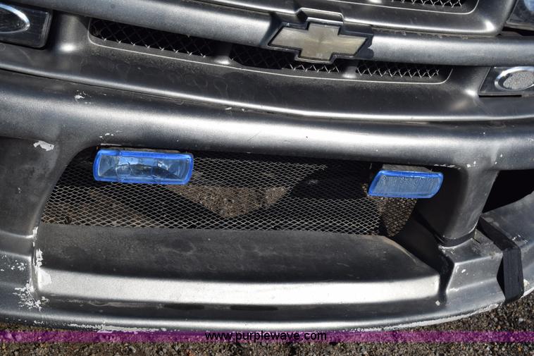 image for item L1189 2001 Chevrolet S10 pickup truck