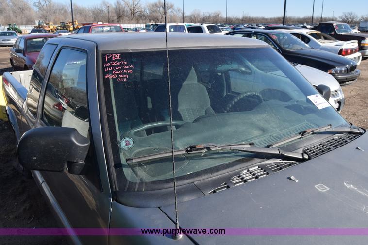 image for item L1189 2001 Chevrolet S10 pickup truck