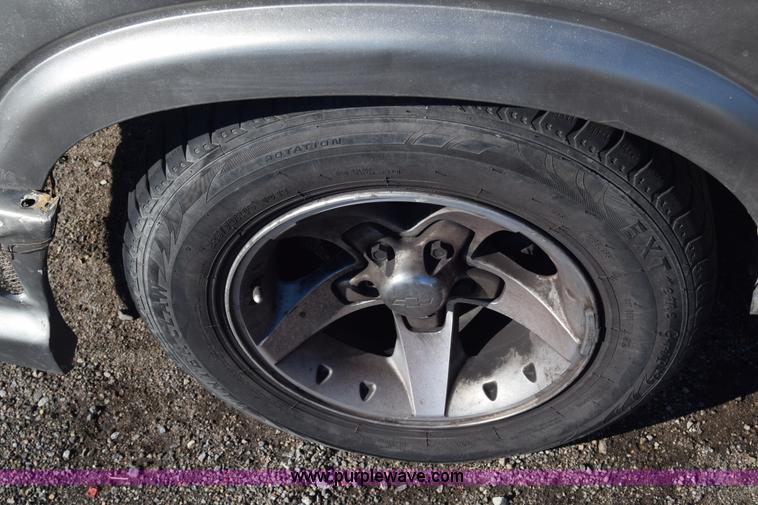 image for item L1189 2001 Chevrolet S10 pickup truck