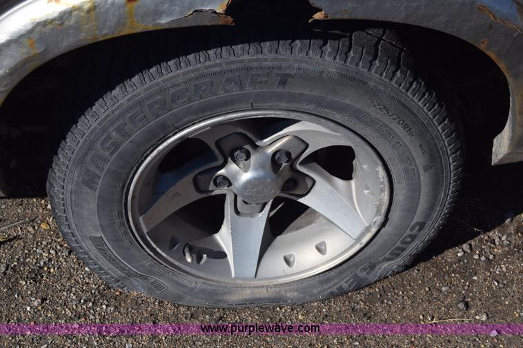 image for item L1189 2001 Chevrolet S10 pickup truck