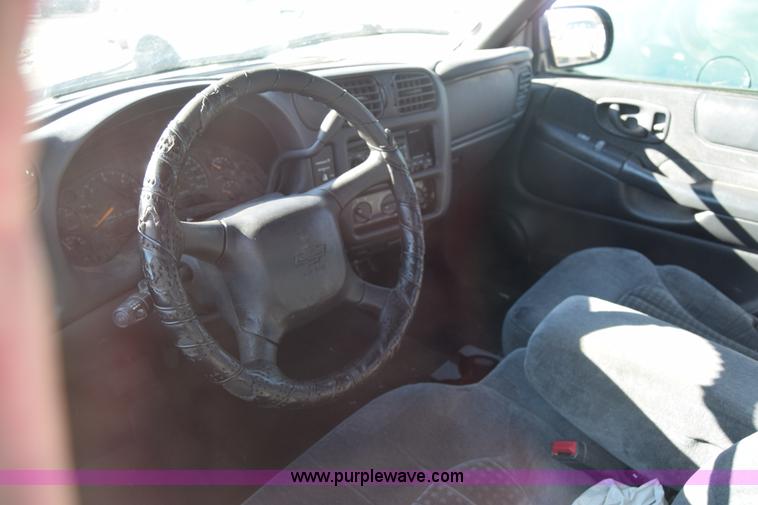 image for item L1189 2001 Chevrolet S10 pickup truck