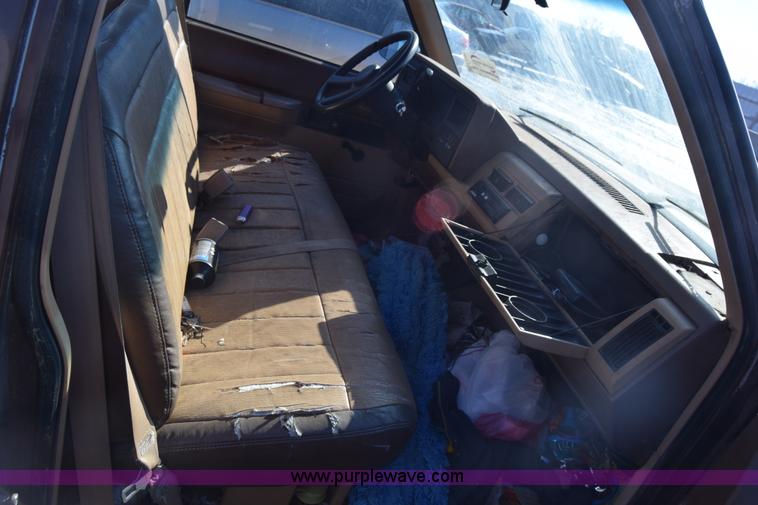 image for item L1194 1988 GMC Sierra 1500 pickup truck