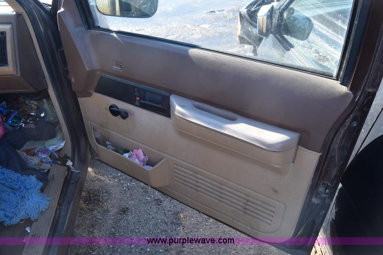 image for item L1194 1988 GMC Sierra 1500 pickup truck