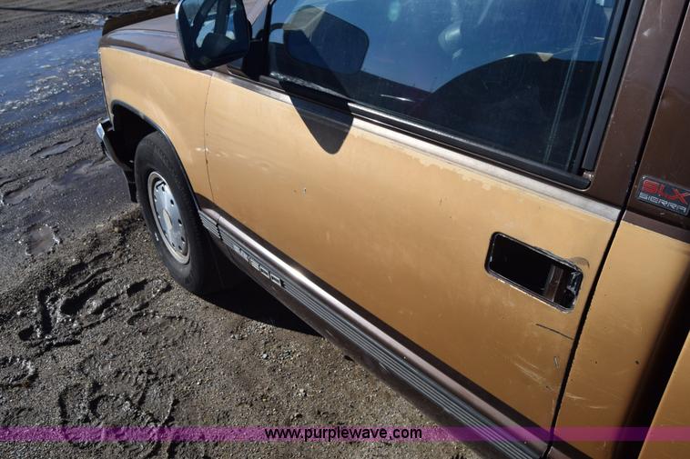 image for item L1194 1988 GMC Sierra 1500 pickup truck