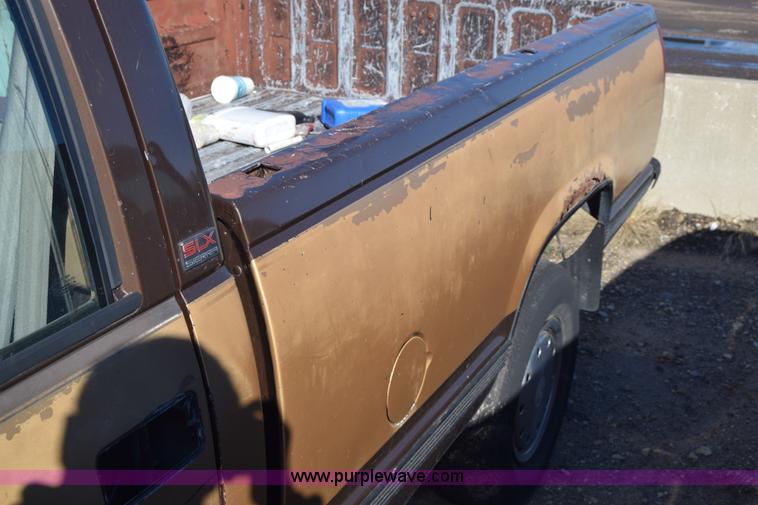 image for item L1194 1988 GMC Sierra 1500 pickup truck