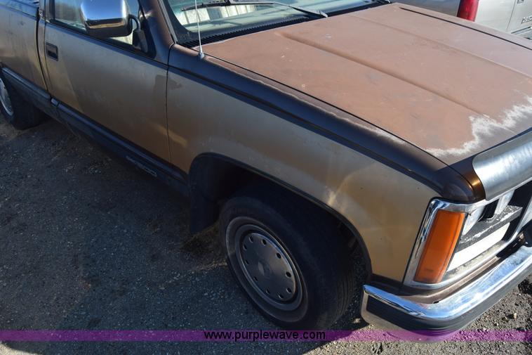image for item L1194 1988 GMC Sierra 1500 pickup truck