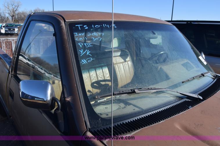 image for item L1194 1988 GMC Sierra 1500 pickup truck