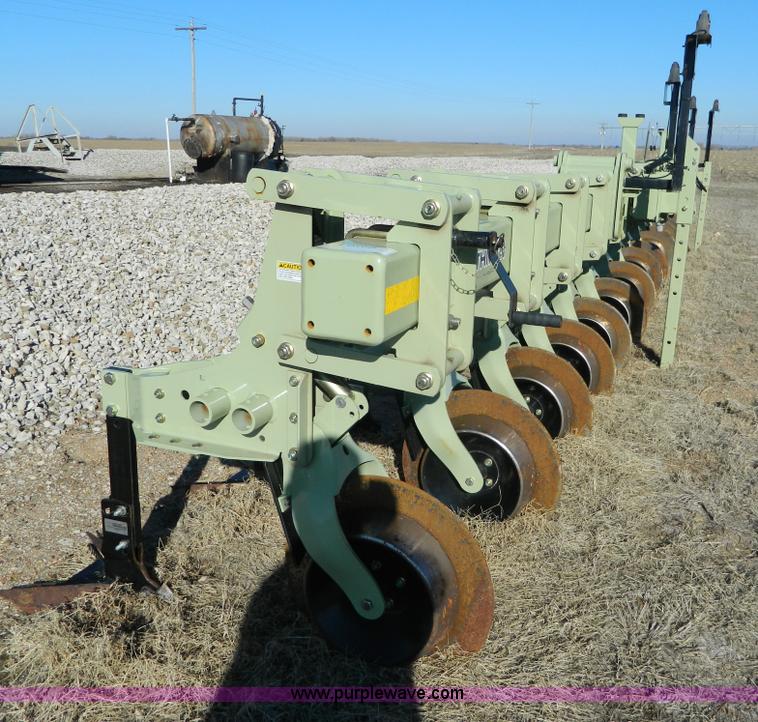 image for item BQ9997 2014 Orthman 8315 row crop field cultivator