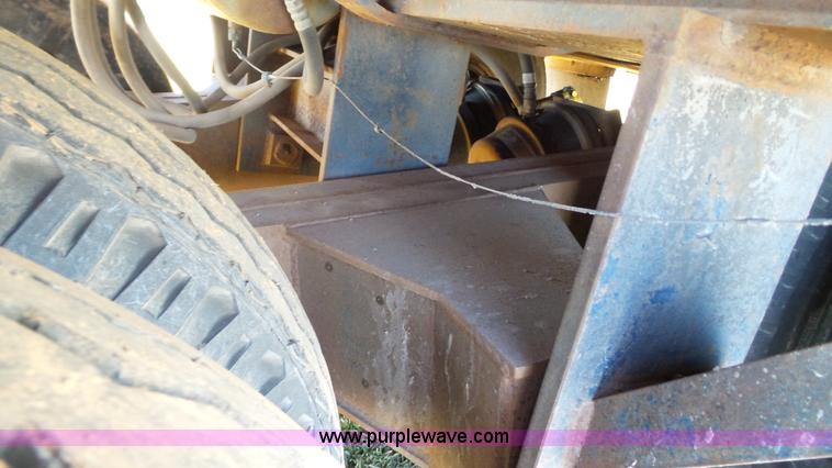 image for item J1304 1983 Wisconsin 2500-22 tilt deck trailer