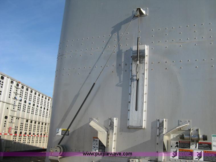 image for item J2945 2010 Wilson Silver Star PSDCL-402 cattle pot trailer