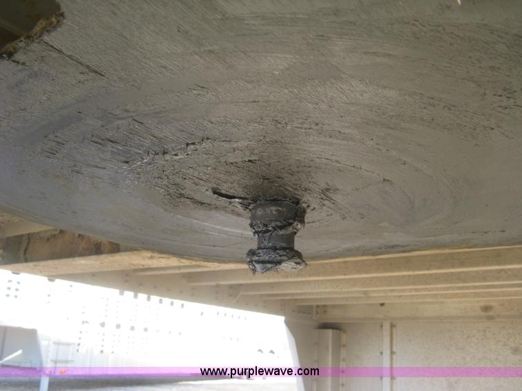 image for item J2945 2010 Wilson Silver Star PSDCL-402 cattle pot trailer