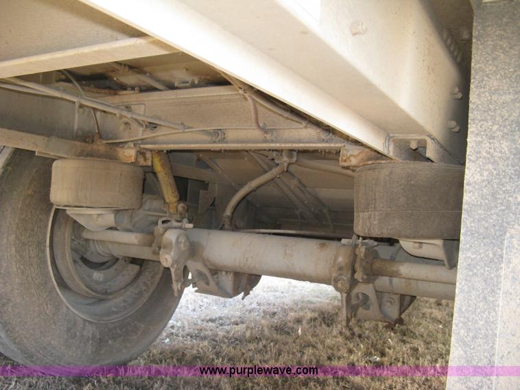 image for item J2945 2010 Wilson Silver Star PSDCL-402 cattle pot trailer