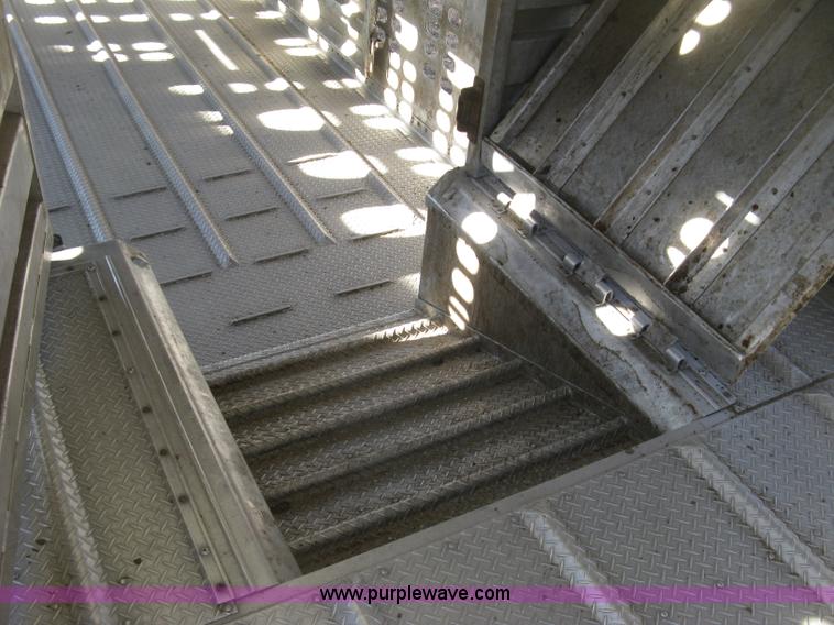 image for item J2945 2010 Wilson Silver Star PSDCL-402 cattle pot trailer