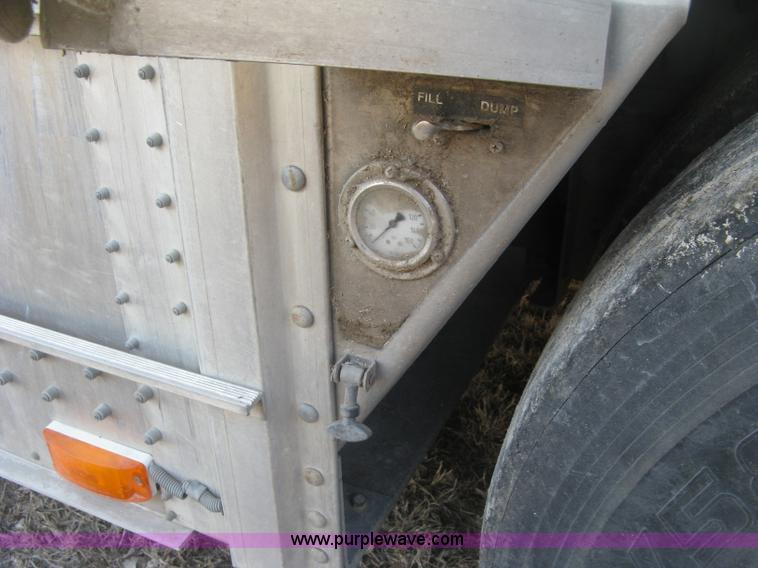 image for item J2945 2010 Wilson Silver Star PSDCL-402 cattle pot trailer