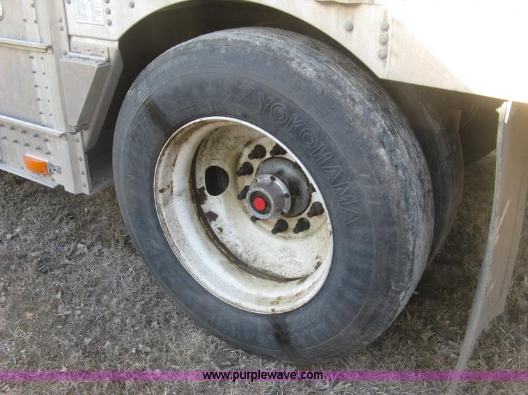 image for item J2945 2010 Wilson Silver Star PSDCL-402 cattle pot trailer