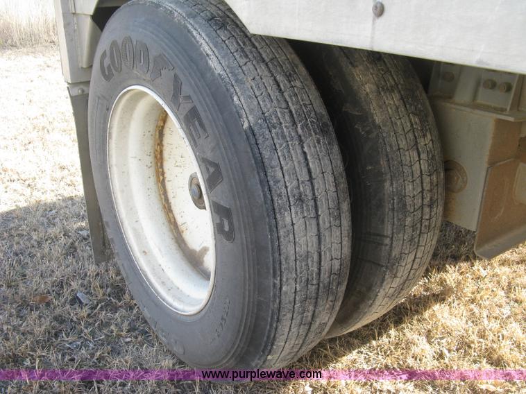 image for item J2945 2010 Wilson Silver Star PSDCL-402 cattle pot trailer