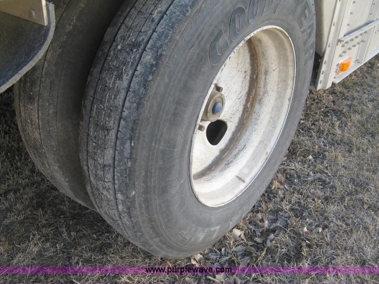 image for item J2945 2010 Wilson Silver Star PSDCL-402 cattle pot trailer