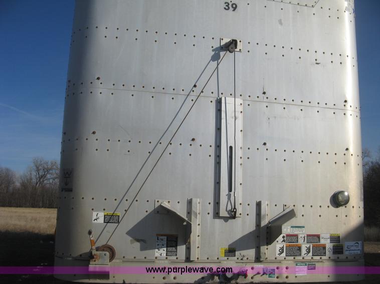 image for item J2946 2002 Wilson Silver Star PSDCL-302 cattle pot trailer