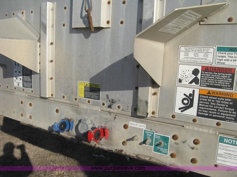 image for item J2946 2002 Wilson Silver Star PSDCL-302 cattle pot trailer