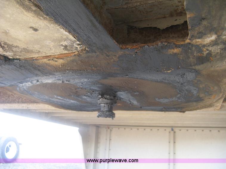 image for item J2946 2002 Wilson Silver Star PSDCL-302 cattle pot trailer