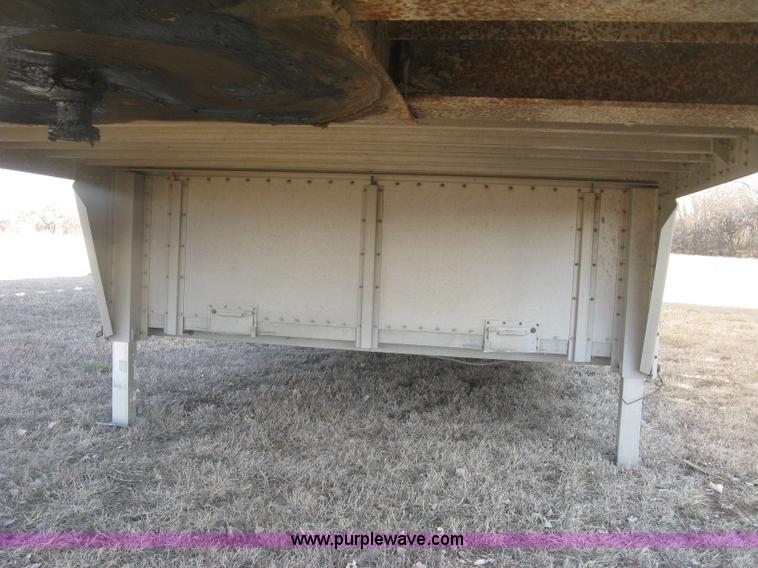 image for item J2946 2002 Wilson Silver Star PSDCL-302 cattle pot trailer