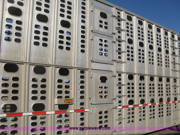 image for item J2946 2002 Wilson Silver Star PSDCL-302 cattle pot trailer