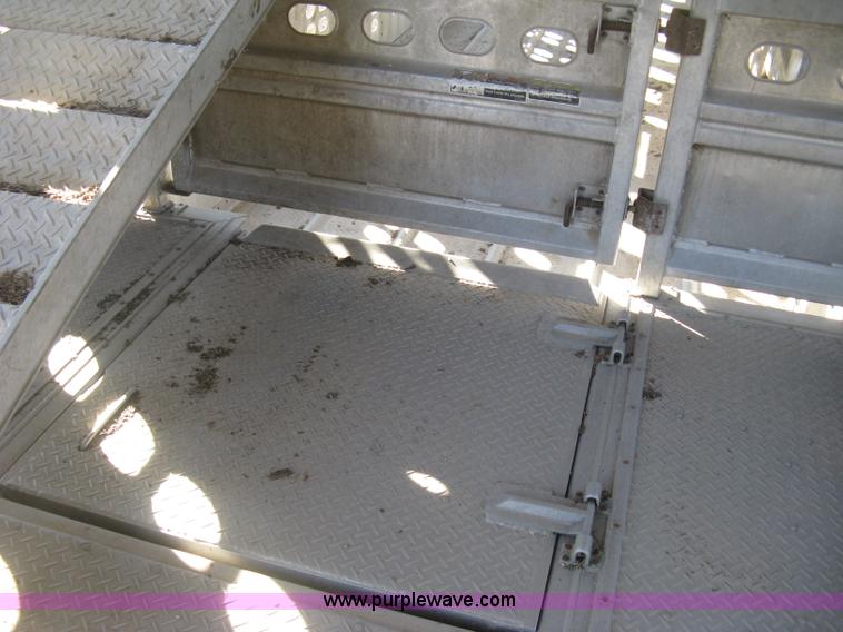 image for item J2946 2002 Wilson Silver Star PSDCL-302 cattle pot trailer