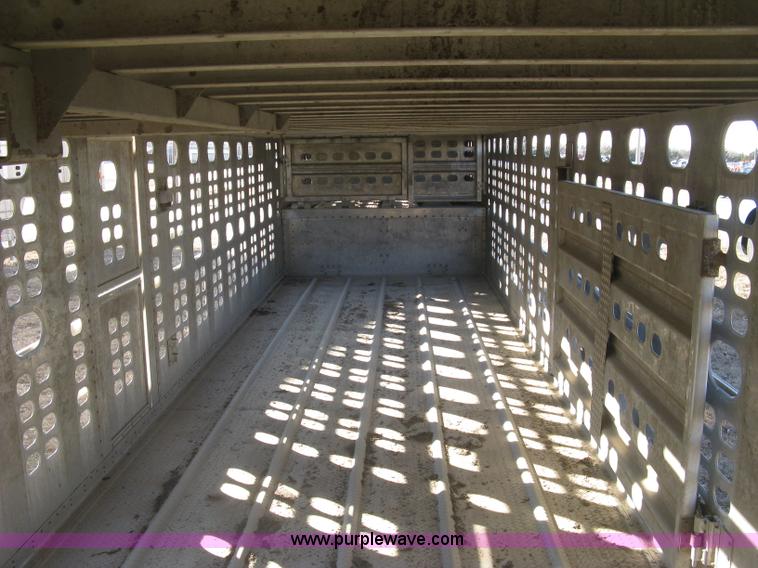 image for item J2946 2002 Wilson Silver Star PSDCL-302 cattle pot trailer