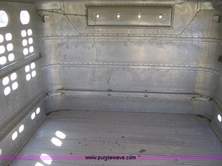 image for item J2946 2002 Wilson Silver Star PSDCL-302 cattle pot trailer