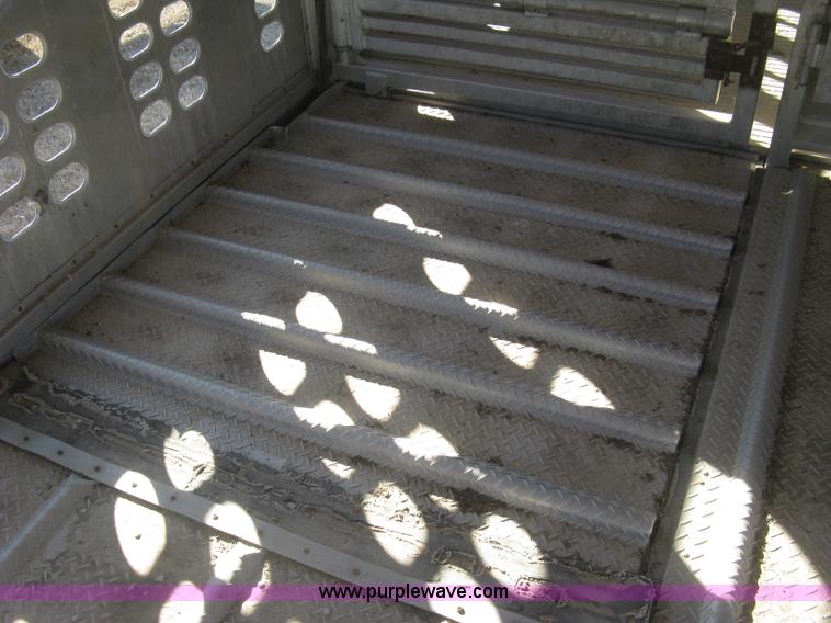 image for item J2946 2002 Wilson Silver Star PSDCL-302 cattle pot trailer