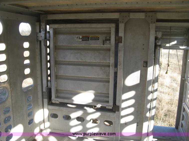 image for item J2946 2002 Wilson Silver Star PSDCL-302 cattle pot trailer