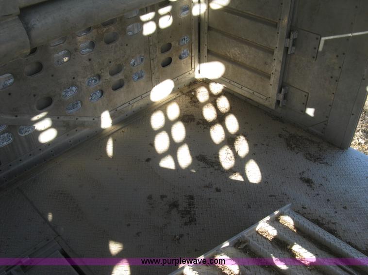 image for item J2946 2002 Wilson Silver Star PSDCL-302 cattle pot trailer