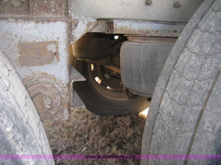 image for item J2946 2002 Wilson Silver Star PSDCL-302 cattle pot trailer