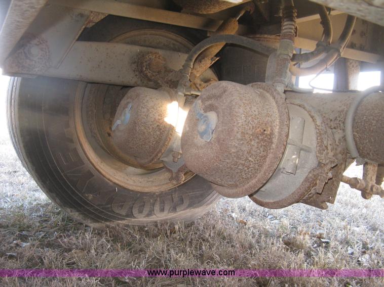 image for item J2946 2002 Wilson Silver Star PSDCL-302 cattle pot trailer