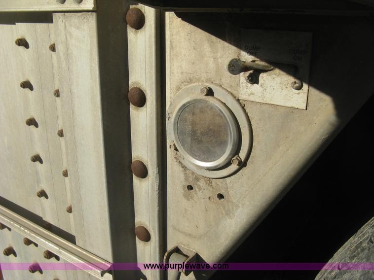 image for item J2946 2002 Wilson Silver Star PSDCL-302 cattle pot trailer