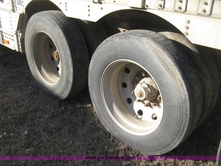 image for item J2946 2002 Wilson Silver Star PSDCL-302 cattle pot trailer